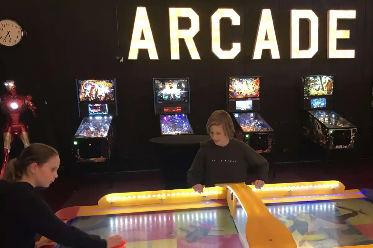 Arcadehal Play-in in The Wall